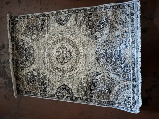 Lacivert madalyonlu klasik spot halı