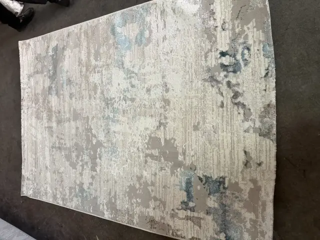 Modern abstrakt desenli spot halı
