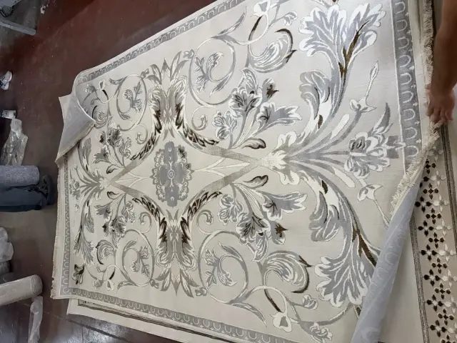 Çiçek desenli spot halı gri