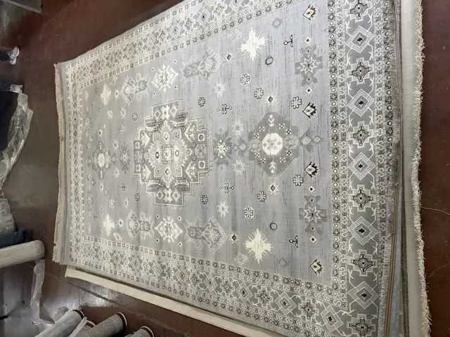 Klasik motifli spot halı krem