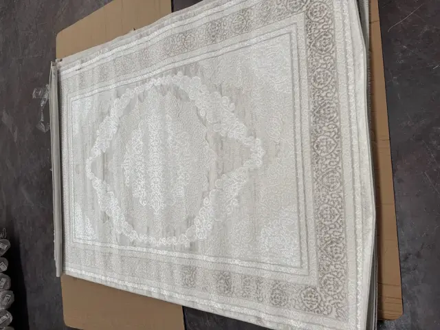 Klasik spot halı krem desen