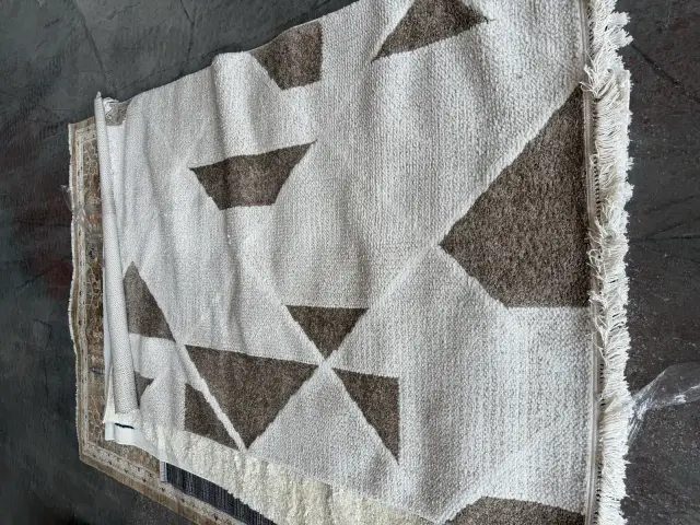 Modern spot halı üçgen desen