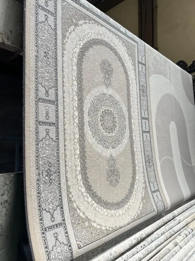 Oval madalyonlu klasik halı